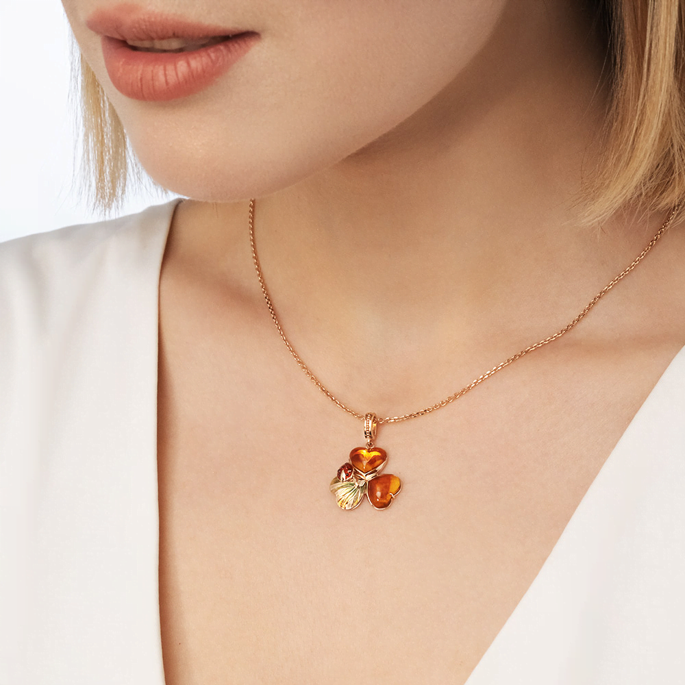 Подвеска «Трилистник» из красного золота с янтарём и эмалью