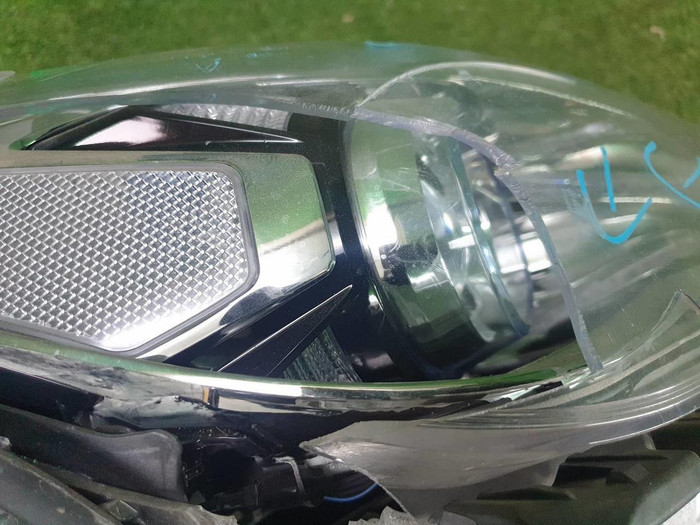 Битая Фара правая Genesis G70 (2017-2021) LED