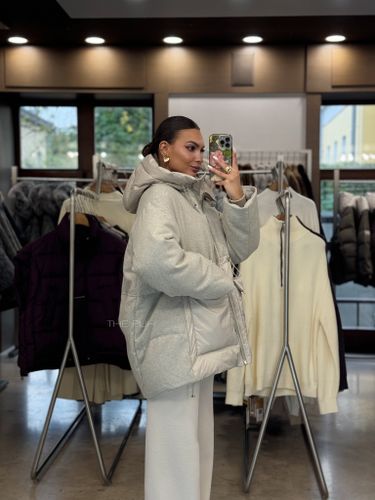 Комбинированный удлиненный пуховик бежевого цвета