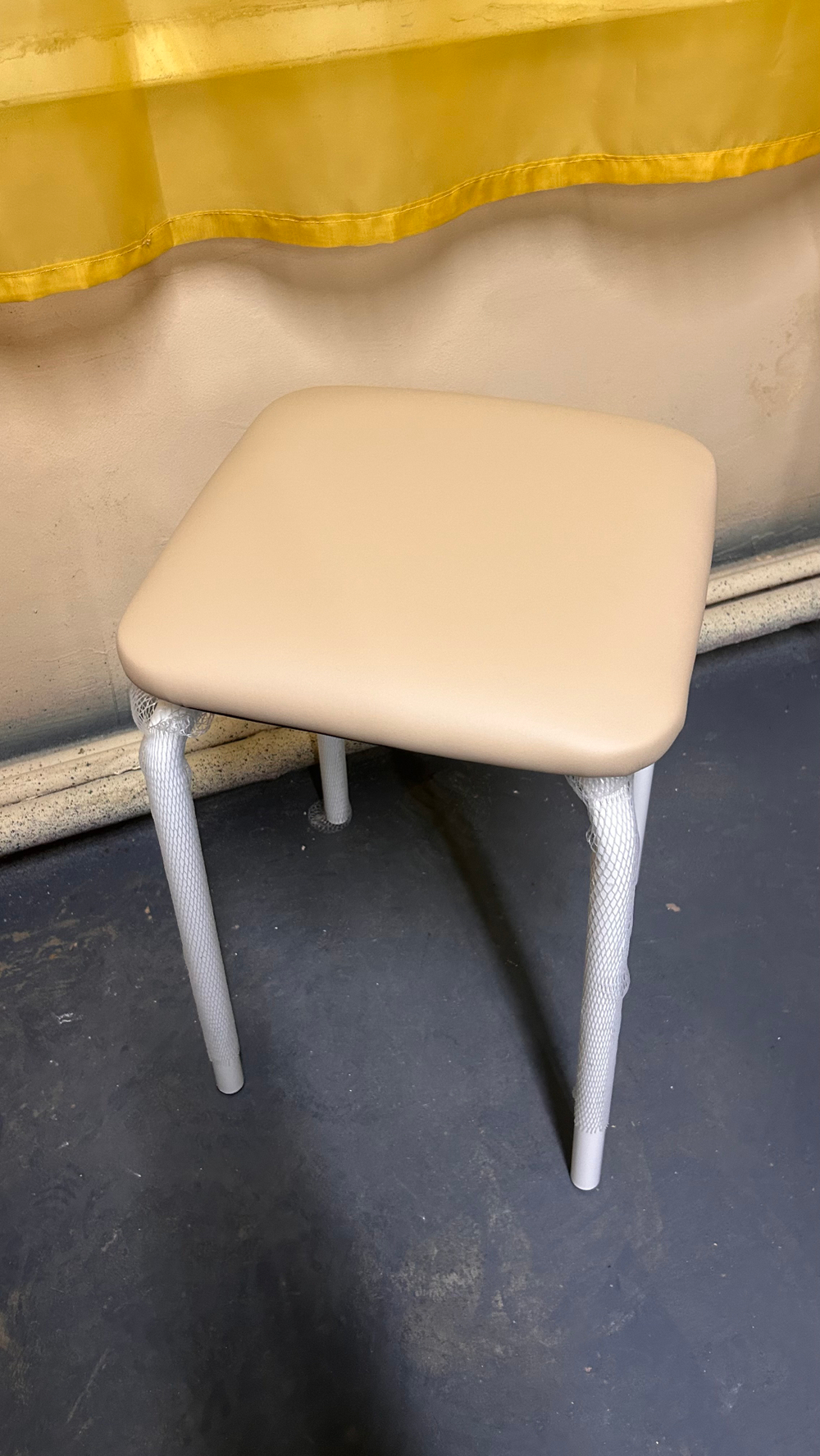 Табурет к/з бежевый ( белый )