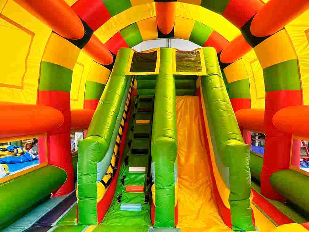 Коммерческий надувной батут «Страна Сафария» с крышей, 10x5x5 м.