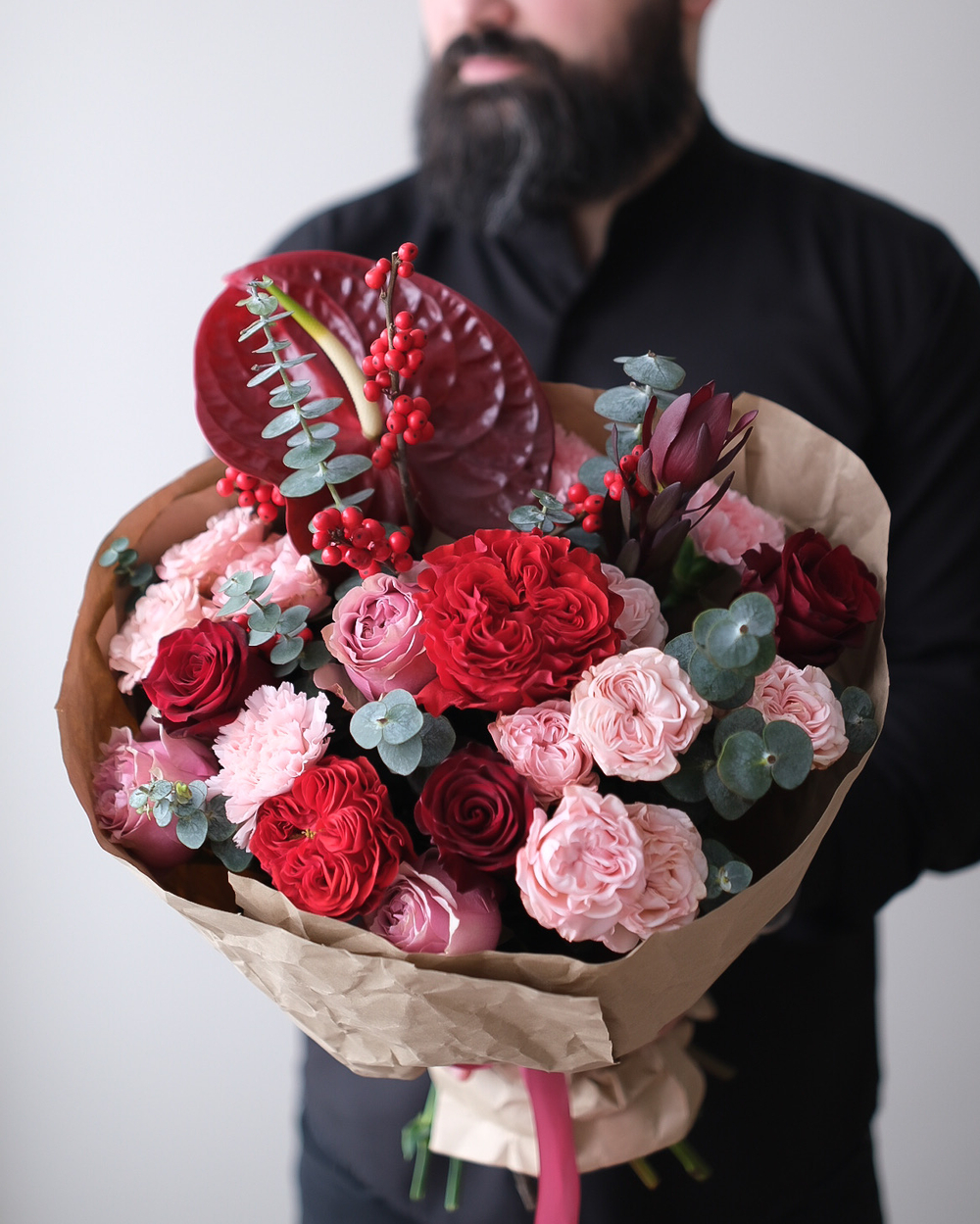 Букет с антуриумом, пионовидными розами Ред и Пинк Монстр и илексом