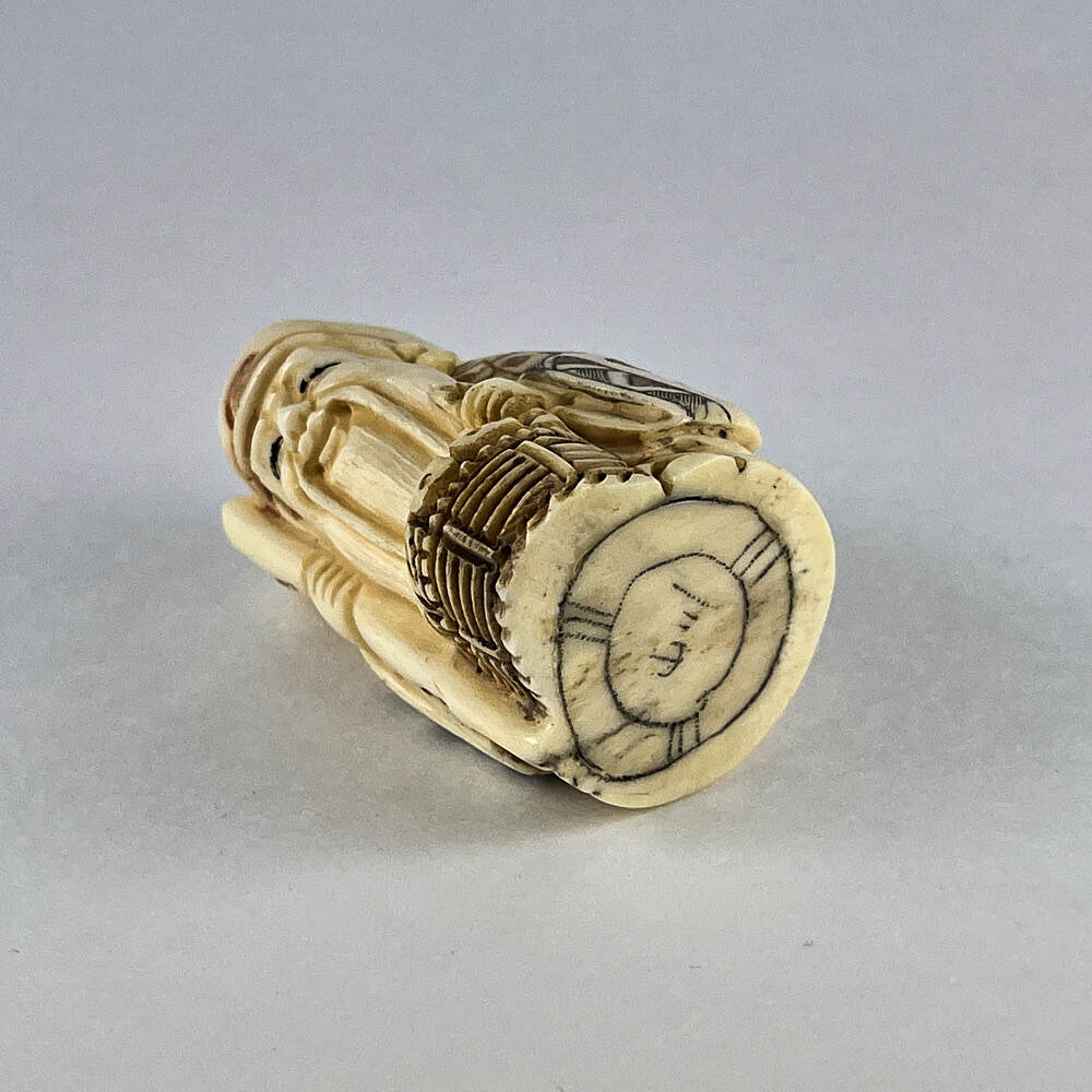 Статуэтка нэцкэ Рыбак корзиной рыбы и посохом