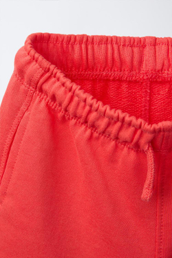 ZARA КОМПЛЕКТ ИЗ ФУТБОЛКИ И ШОРТОВ-БЕРМУДОВ С НАДПИСЬЮ, КОРАЛЛОВЫЙ