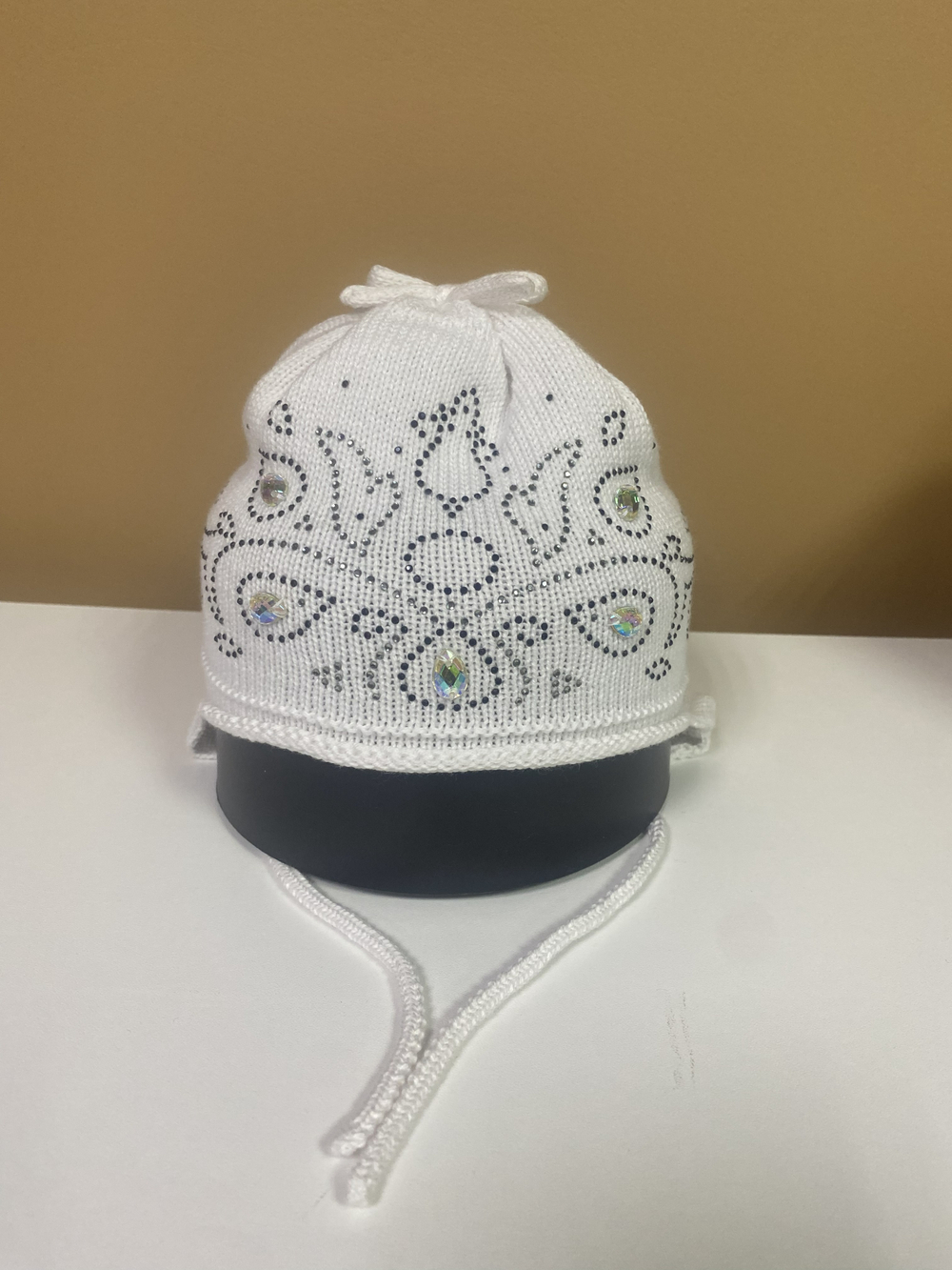 Шапка белая трикотажная хлопковая однослойная для девочки со стразами на завязках , размер 40