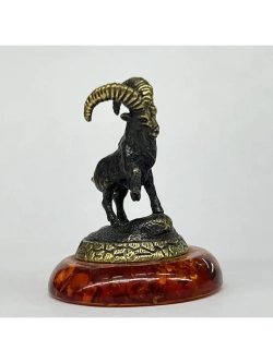 Бронзовая статуэтка на янтаре