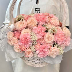 «Инсомния» Корзина с цветами из пионовидной кустовой розы и диантусов