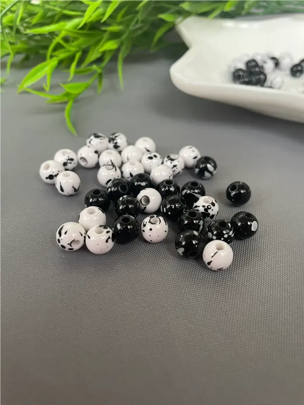 Бусины черно-белые, 50шт