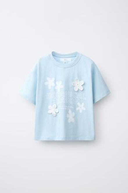ZARA ФУТБОЛКА С ЦВЕТОЧНЫМ КРОШЕ, ГОЛУБОЙ