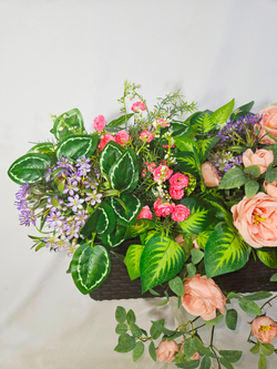 Розы персиковые с зеленью в кашпо ротанг