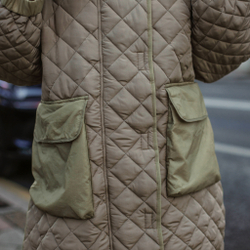 Стильная стёганная куртка цвета беж, удобные карманы и капюшон , качественная прошивка .Пр-во Италия . Размеры s,m,l