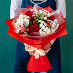 Яркий букет с орхидеей в красных тонах
