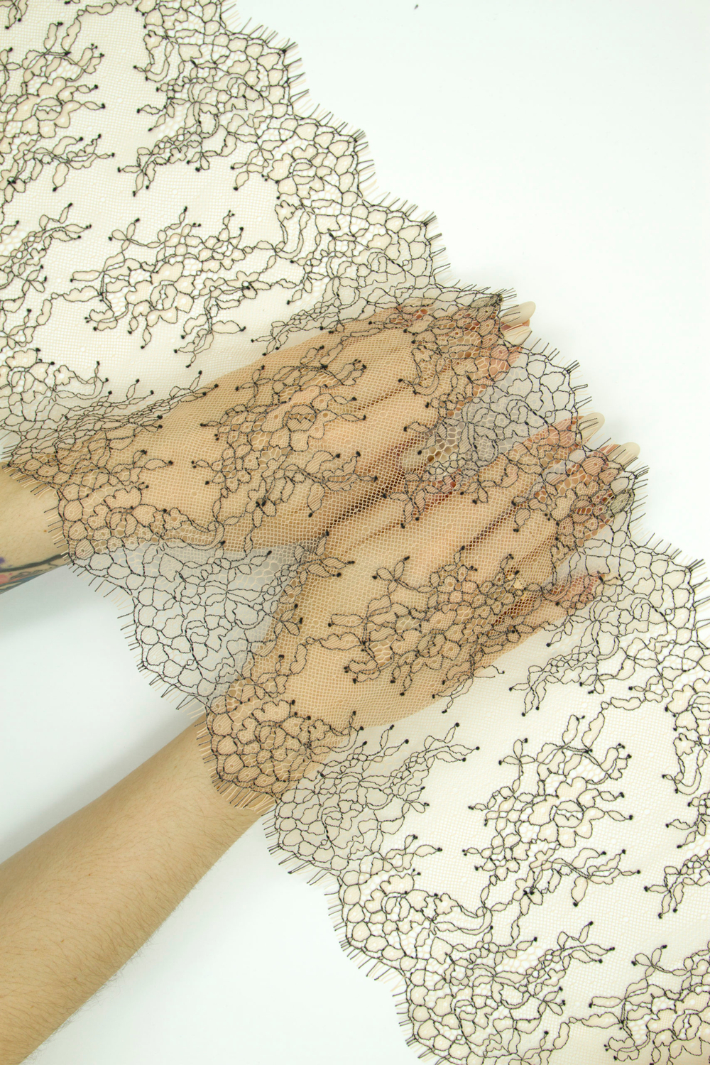 Кружево шантильи телесное с черным неэластичное ширина 22 см длина 1.45 м