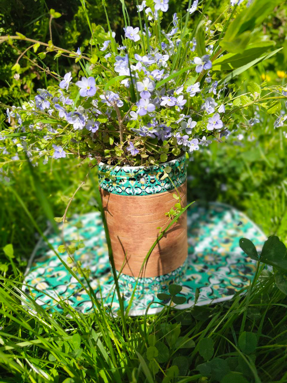 Кружка большая фарфоровая без ручки с берестой. Коллекция Изразец Коломенское. Цветы.