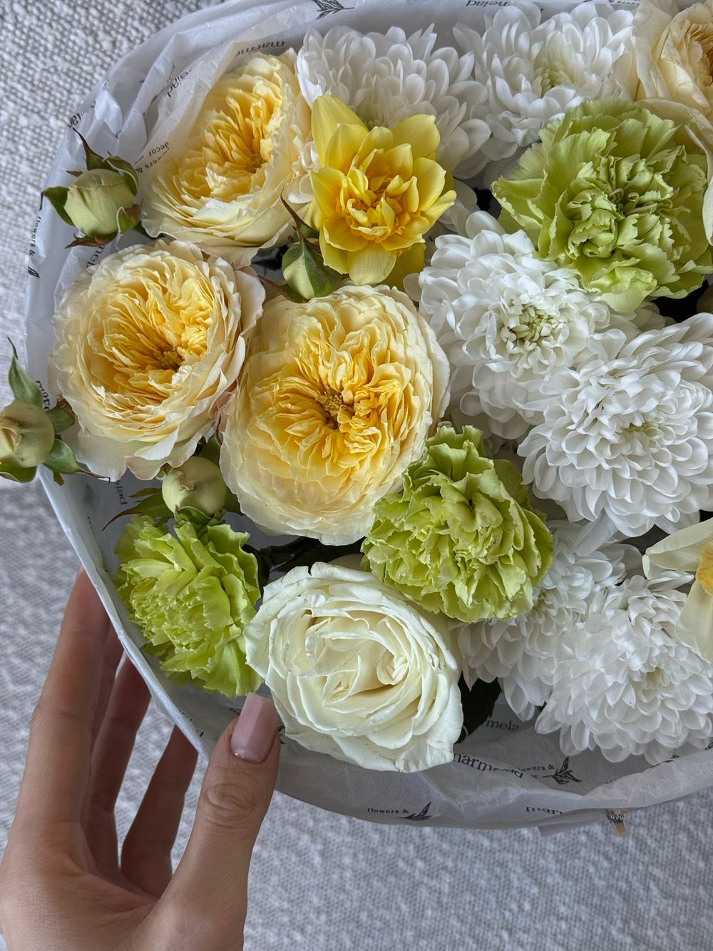 Букет из кустовых пионовидных роз, диантусов и нарциссов и хризантемы