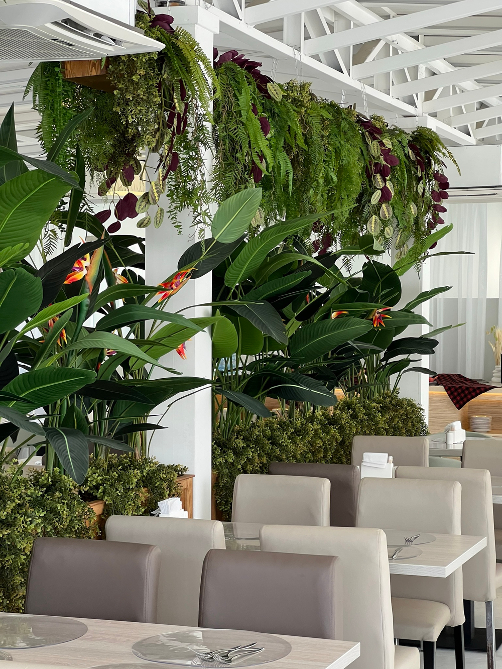 Озеленение искусственными растениями отеля « Бридж Резорт» г.Сочи