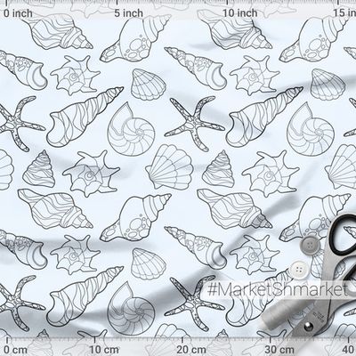 Морские ракушки на нежно голубом фоне