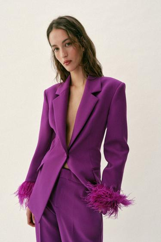 ZARA БЛЕЙЗЕР С ПЛЕЧАМИ И ПЕРЬЯМИ НА МАНЖЕТАХ, ПУРПУРНЫЙ