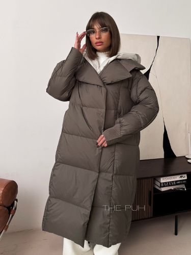 Бежевый удлиненный пуховик с контрастной жилеткой