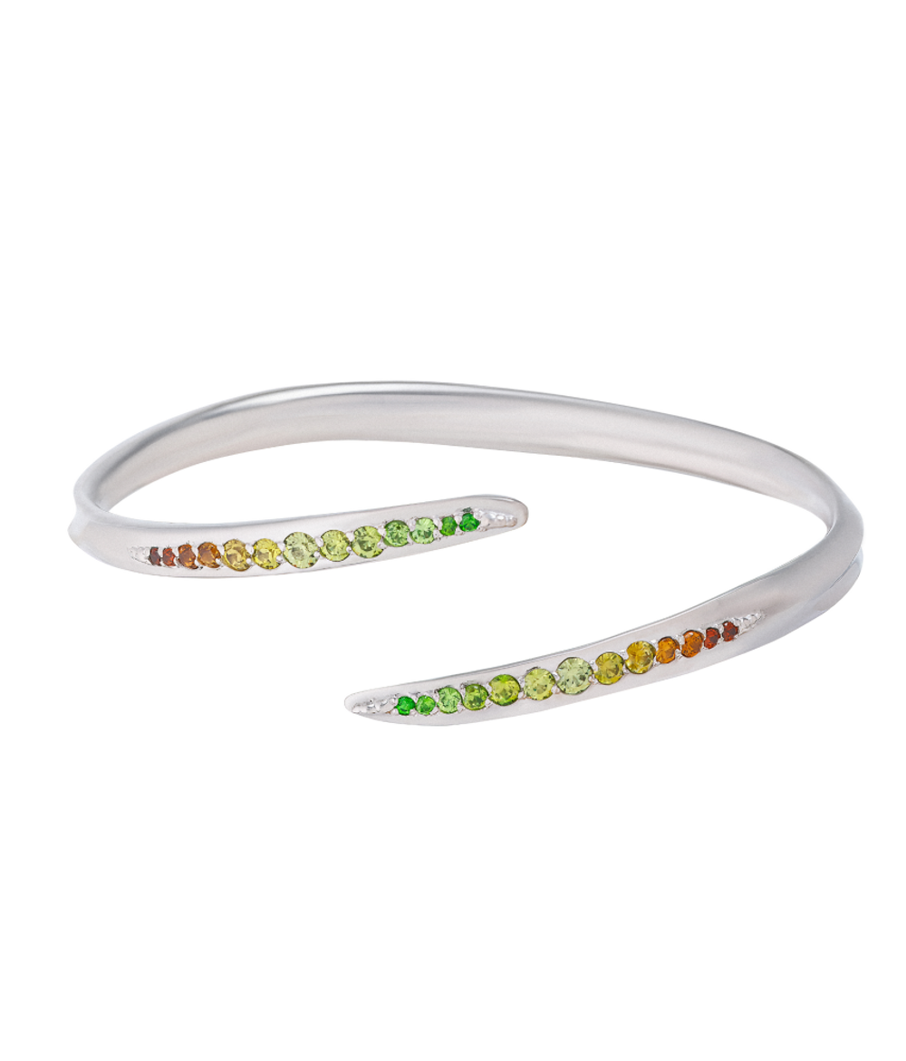 Браслет узкий из серебра со вставками из демантоидов