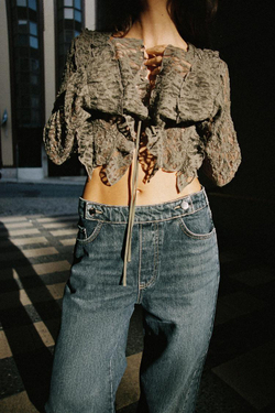 ZARА УКОРОЧЕННЫЙ КАРДИГАН С КРУЖЕВОМ И ВОЛАНАМИ, СЕРО-КОРИЧНЕВЫЙ