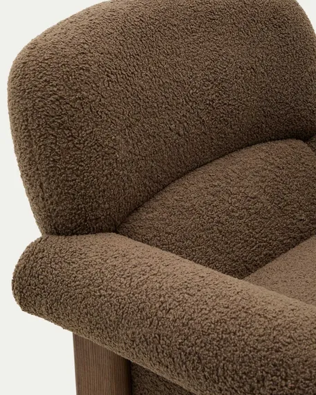 Кресло Cabana из серо-коричневого букле с ножками в отделке под орех