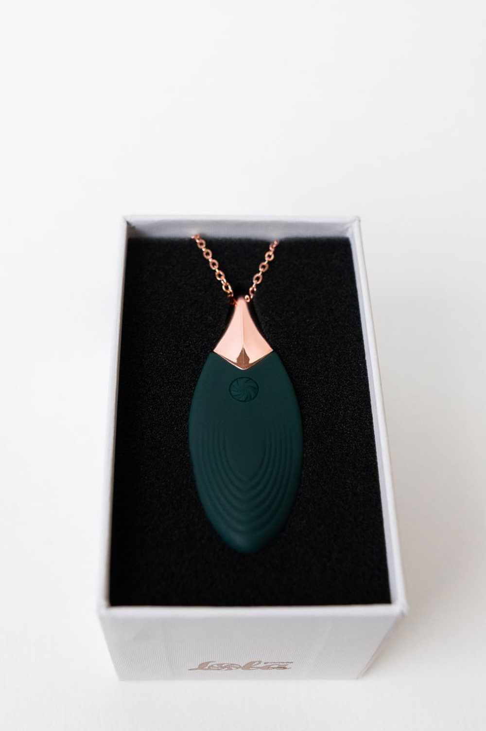 Клиторальный вибратор Lola Games Leaf – кулон, 7,2 см