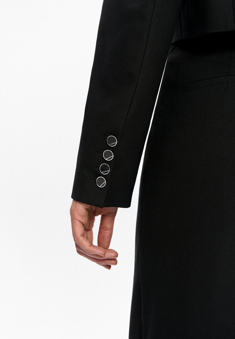 Кроп-жакет Ravelynn