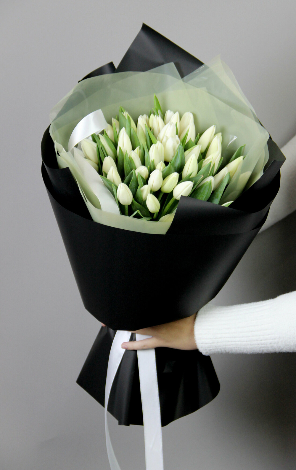 Моно букет из белых тюльпанов  49 штук 45 см