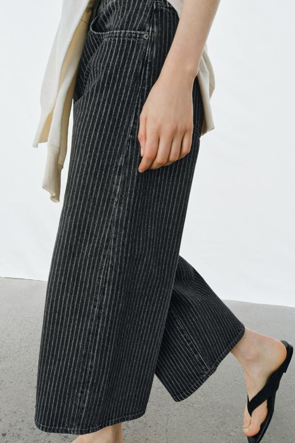 ZARA ДЖИНСЫ ZW COLLECTION КЮЛОТЫ СО СРЕДНЕЙ ПОСАДКОЙ В ПОЛОСКУ, ЧЕРНЫЙ