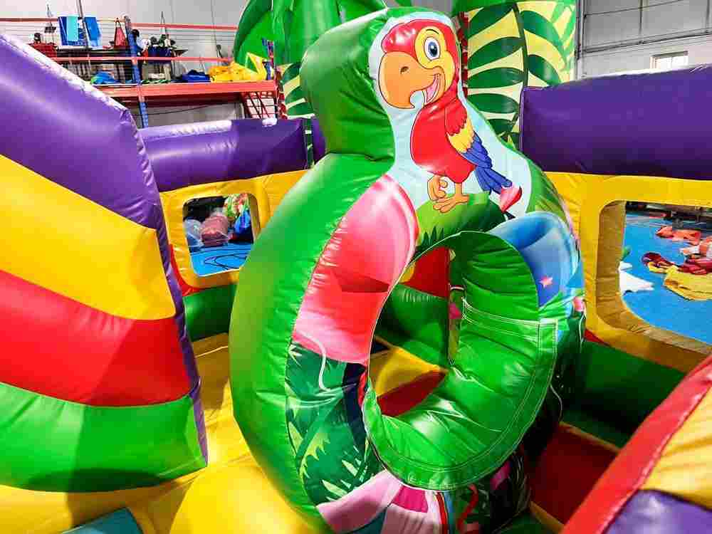 Коммерческий надувной батут "Приключения попугаев", 5x5x3 м.