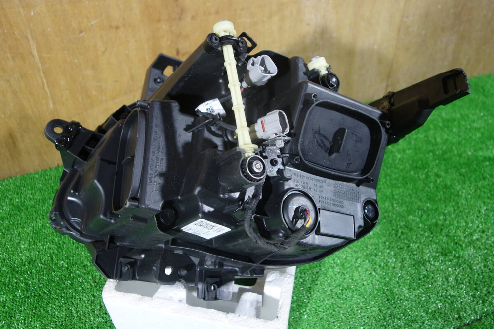 фара правая Suzuki  Fronx WDB3S 2024