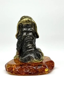 Бронзовая статуэтка на янтаре