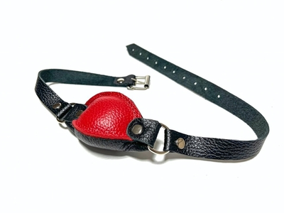 Красно-черный кожаный кляп на ремешках с пряжкой (Цвет: красный с черным)