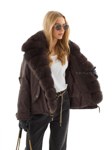 Короткая пуховая парка шоколадного цвета