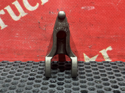 Кронштейн форсунки двигателя 2019 г.