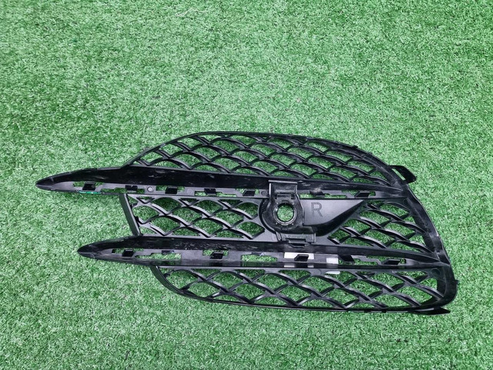 Решетка перед. бампера Mercedes S W222 (17-20) AMG