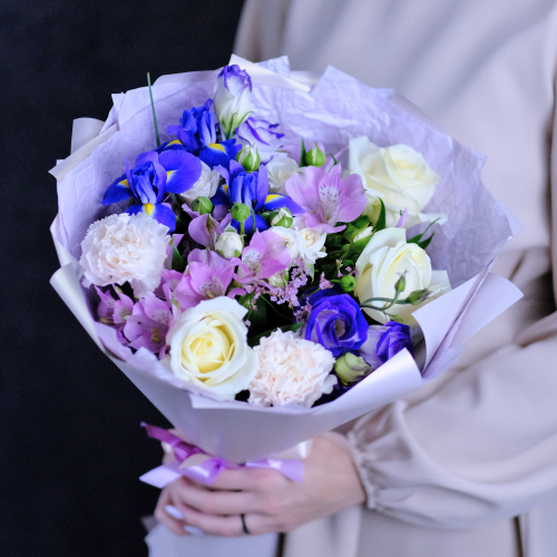 Купить Нежный букет с белыми розами и ирисами #628