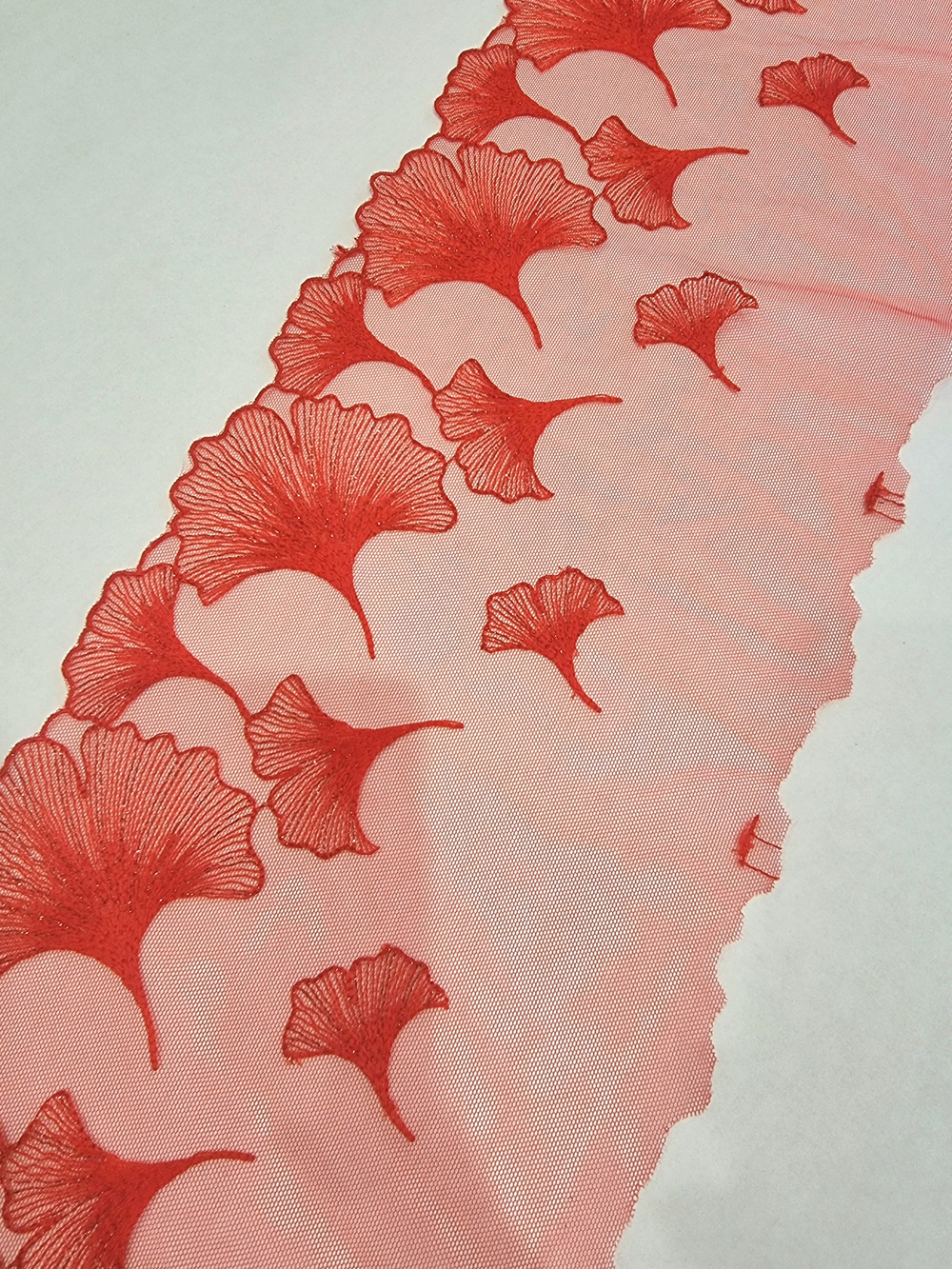 Вышивка на сетке красная К604 левая