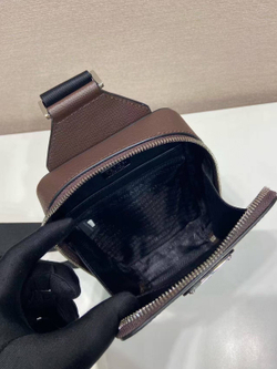 Нагрудная сумка-слинг Prada