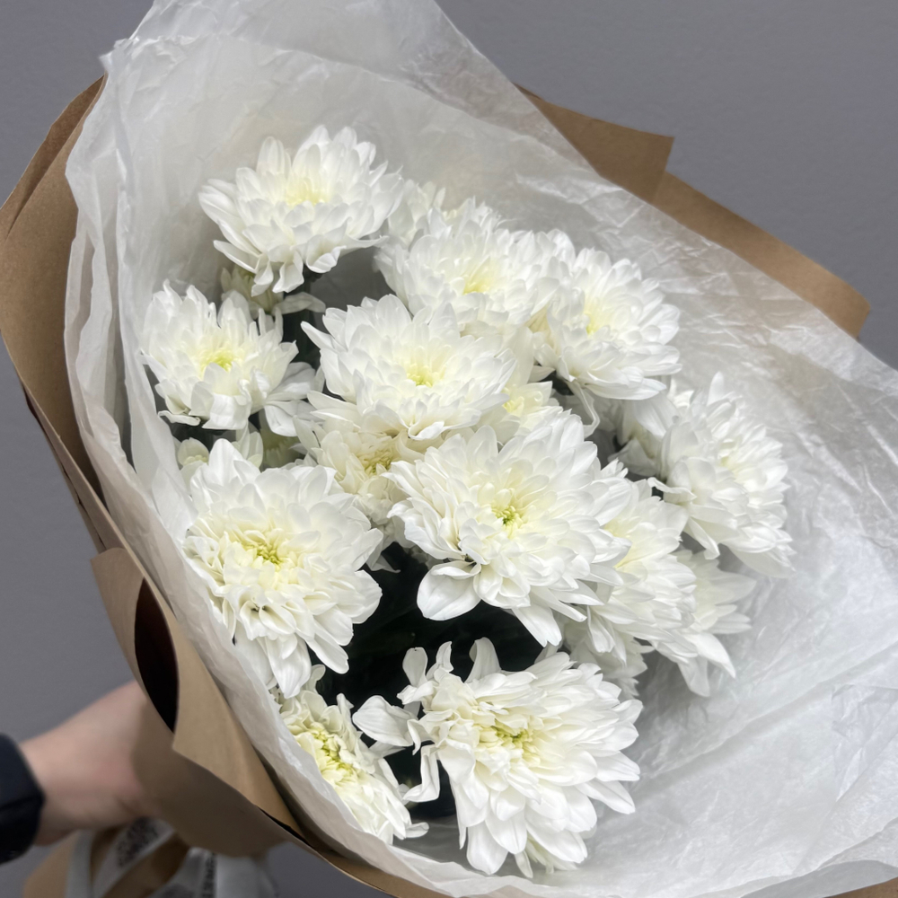 Букет из хризантем в крафте