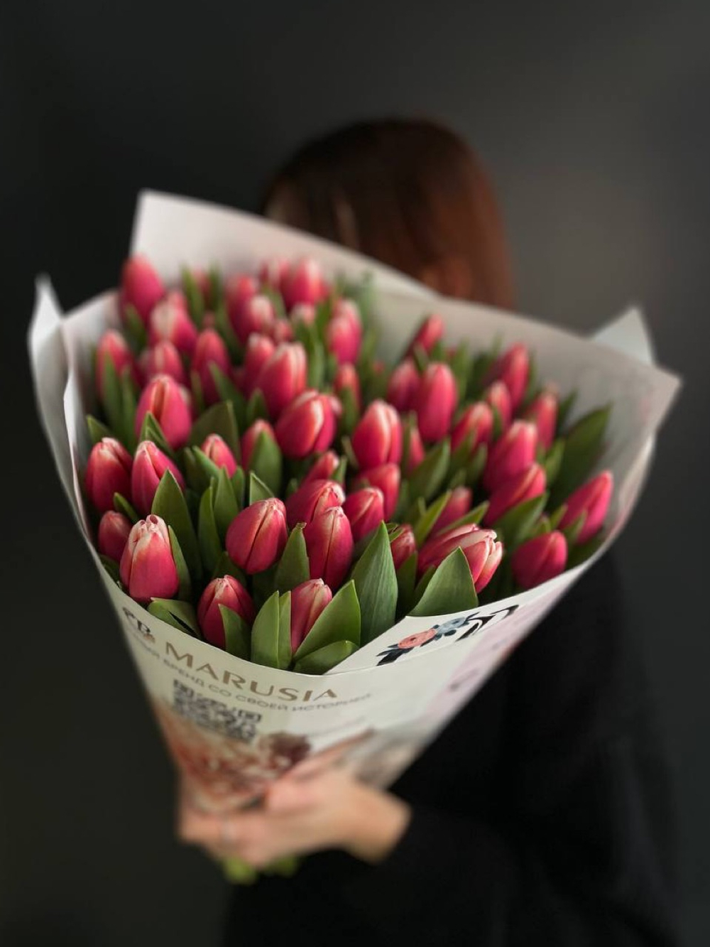 Букет тюльпанов 51шт в цветочной газете.