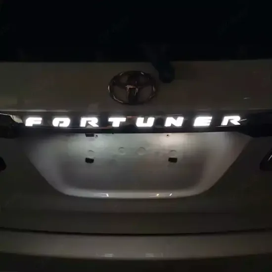 Светодиодная вставка в крышку багажника Тойота Фортунер 2017-2020 V7 type
