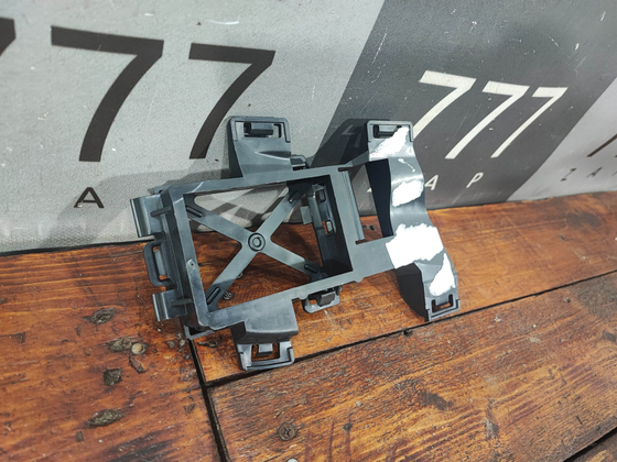 Кронштейн переднего бампера A (W176) Новый Оригинал A1768853056