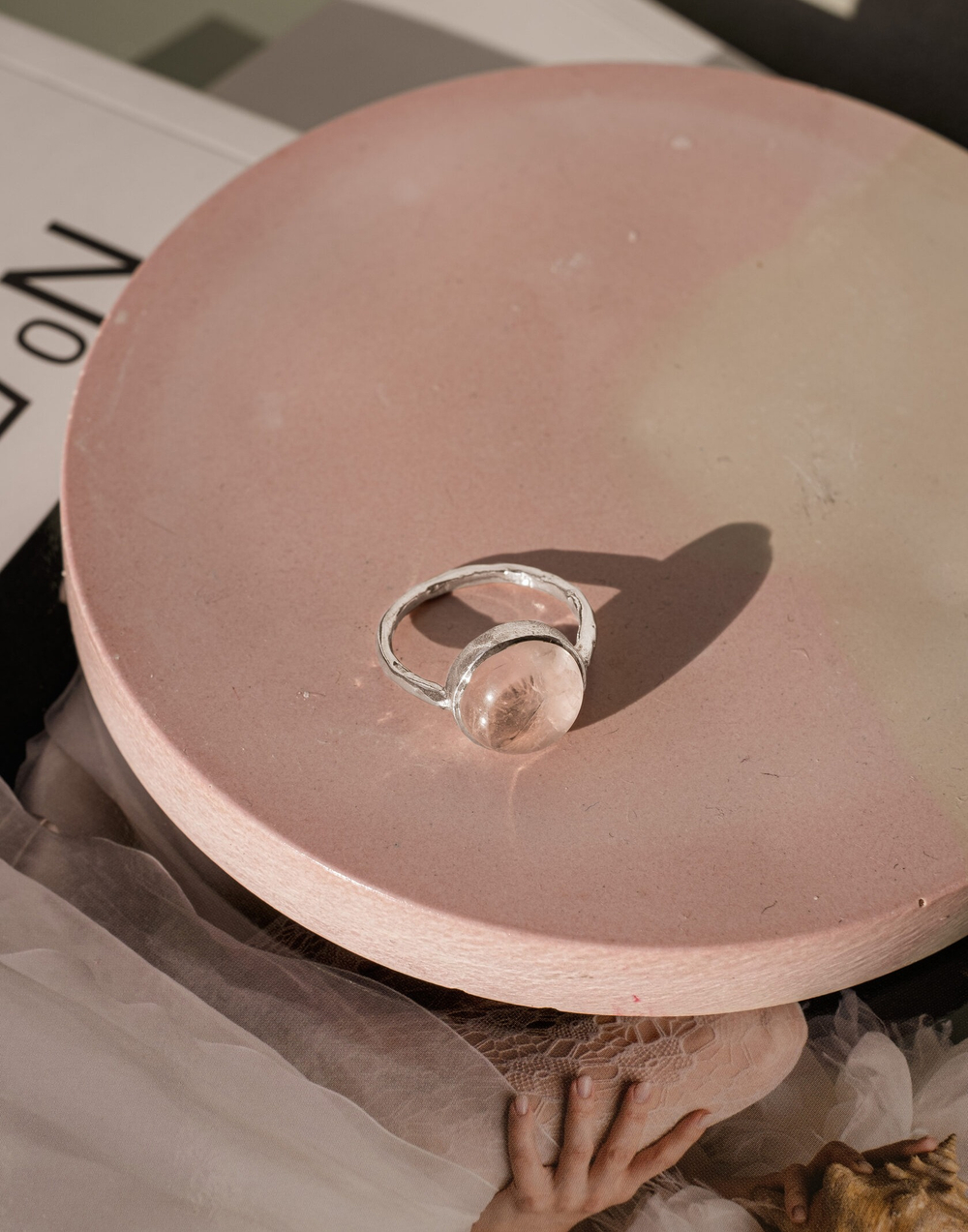 кольцо с розовым кварцем