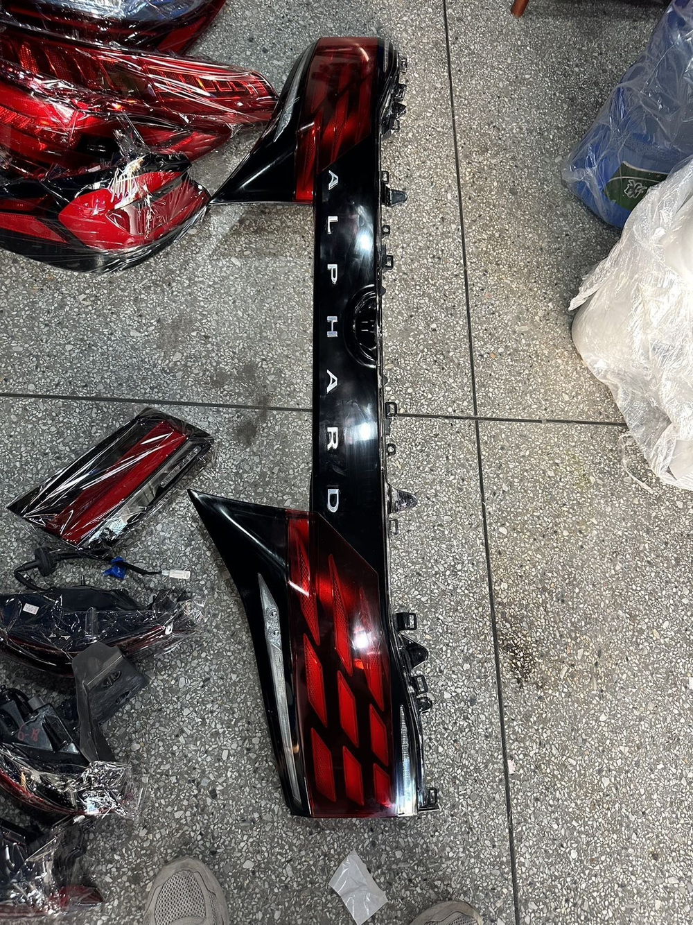 Задние фонари в сборе Toyota Alphard 40 (левый и правый)