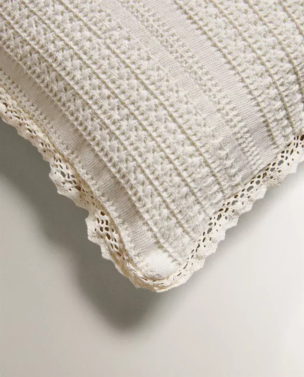 ZARA HOME НАВОЛОЧКА ДЛЯ ДЕКОРАТИВНОЙ ПОДУШКИ С РЕЛЬЕФНЫМ УЗОРОМ, ЖЕЛТОВАТО-БЕЛЫЙ