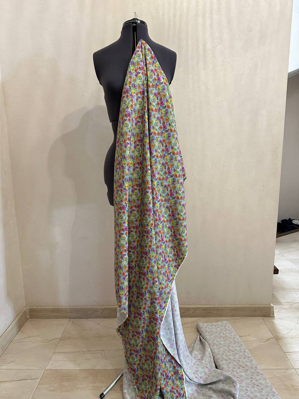 Плательно-блузочная креповая вискоза (100%вискоза, Жемчужный серый фон/цветочный калейдоскоп, 146, 140 гр/м2)