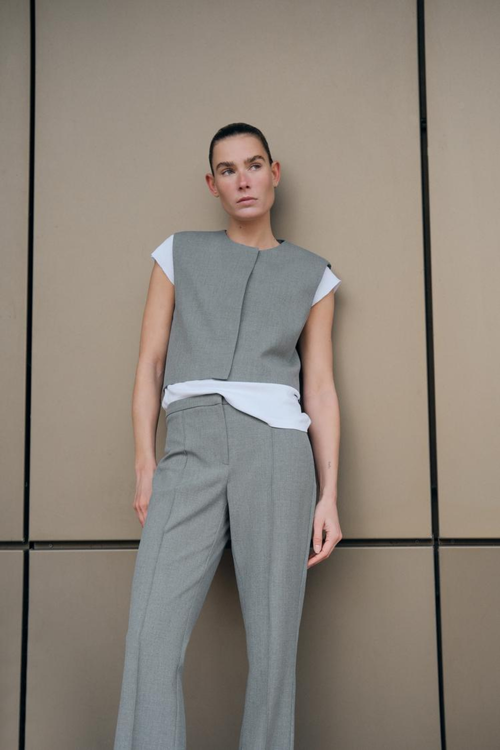 ZARA КОРОТКИЙ ЖИЛЕТ С ПОТАЙНЫМИ ПУГОВИЦАМИ, СЕРЫЙ