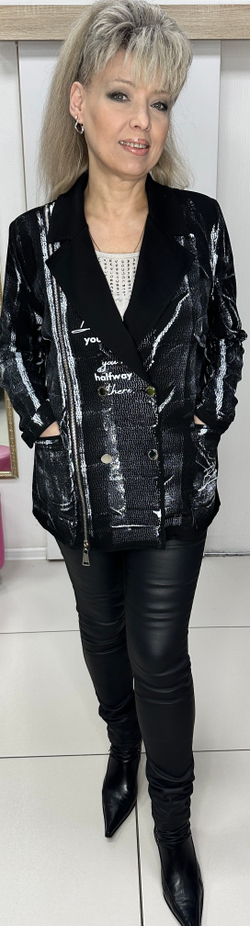 Трикотажный двубортный пиджак с черно-белым принтом